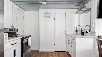 Een koelkast, een magnetron, een oven, een kookplaat