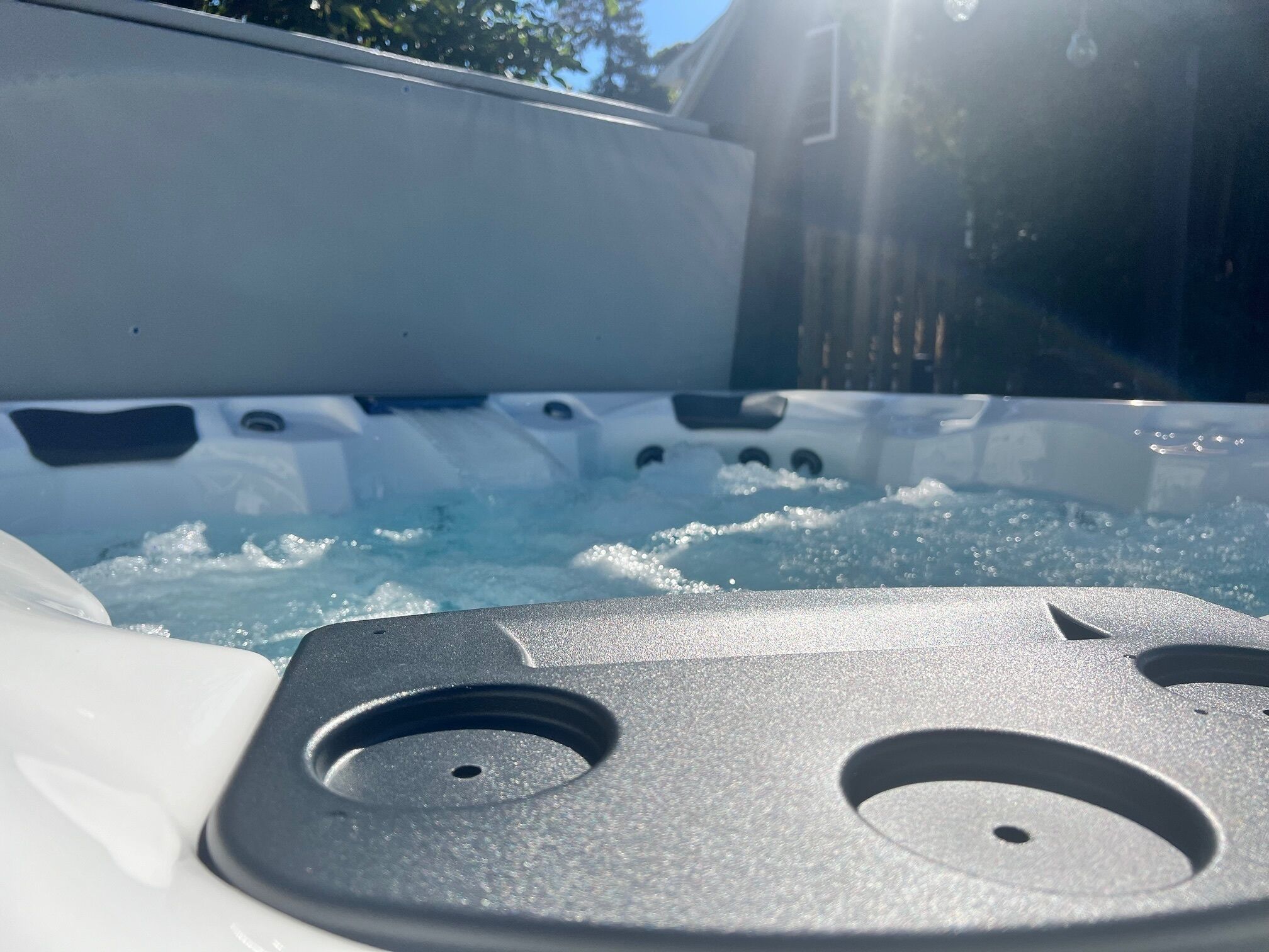 Un jacuzzi con visibles chorros y un panel de control.