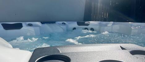 Un jacuzzi con visibles chorros y un panel de control.