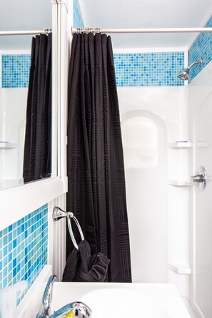 Douche, serviettes fournies