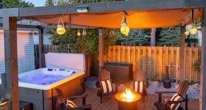 Mitten Flats #2 - 1 Block to the beach! Hot Tub!