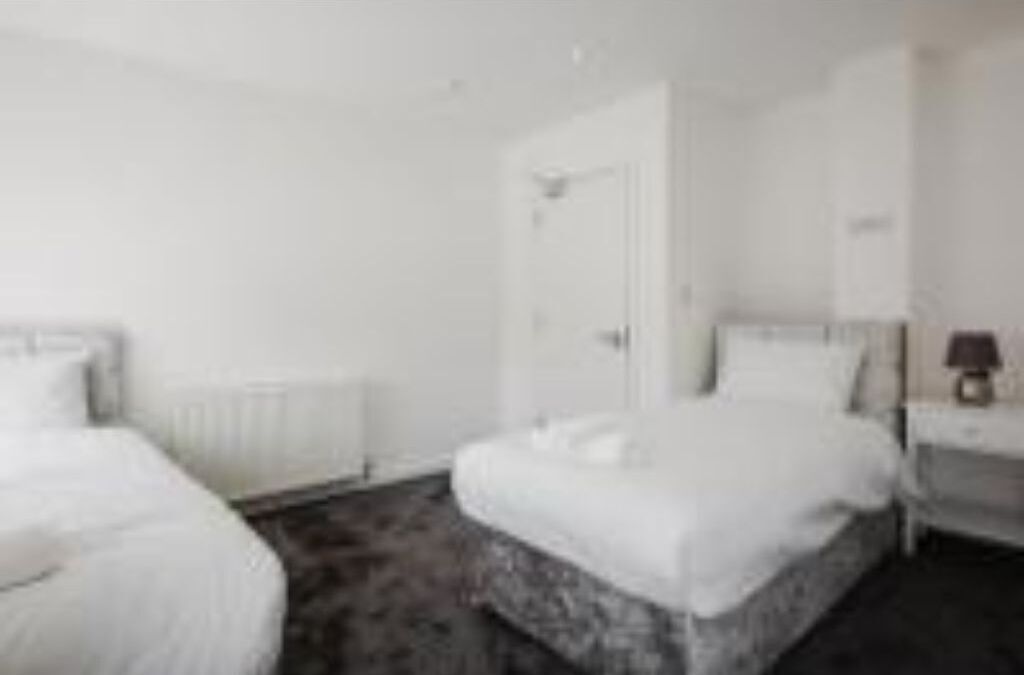 6 bedrooms, desk, soundproofing, WiFi