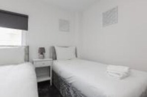 6 عدّة غرف نوم ومكتب وتجهيزات عازلة للصوت وواي فاي