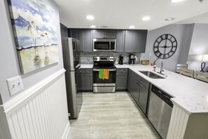 Full-sized fridge, microwave, oven, stovetop