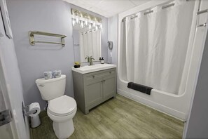 Kombination af bruser/badekar, hårtørrer