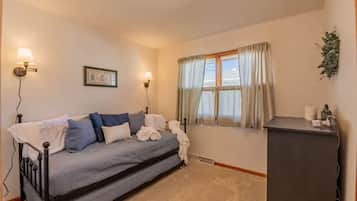 3 bedrooms, desk, iron/ironing board, free WiFi
