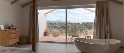 6 bedrooms, in-room safe, travel cot, WiFi