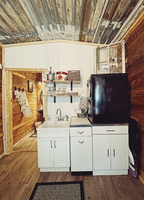 Réfrigérateur, micro-ondes, four, plaque de cuisson