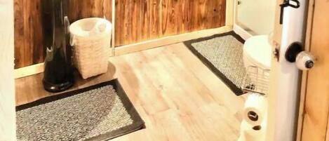 Suihku, hiustenkuivaaja, pyyhkeet, saippua