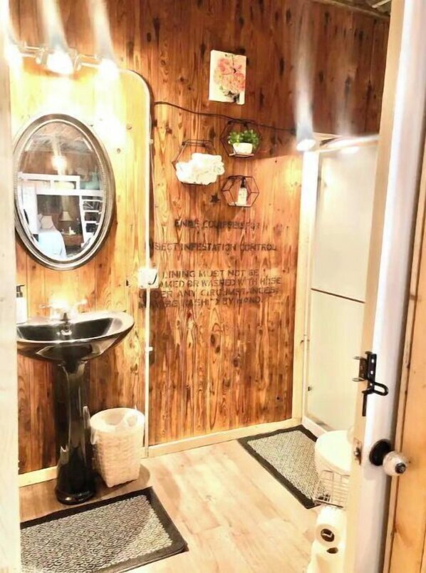 Douche, sèche-cheveux, serviettes fournies, savon