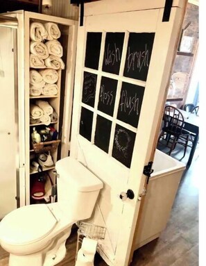 Douche, sèche-cheveux, serviettes fournies, savon