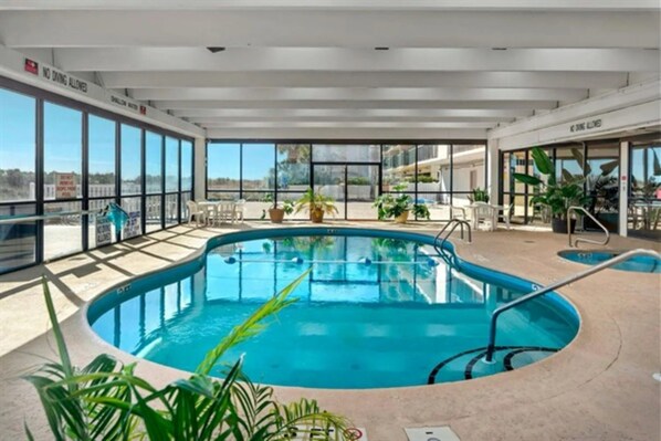 Una piscina techada, una piscina climatizada