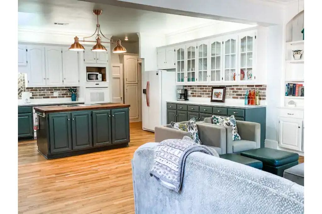 The Cottage: Sleeps 10, Charming and Spacious!