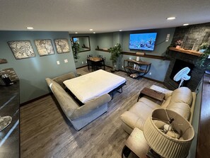 Smart-TV, Kamin, Bücher