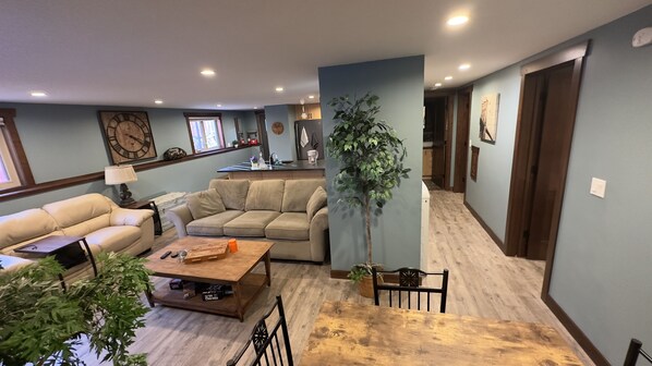 Smart-TV, Kamin, Bücher