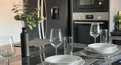 3 bed large modern House/apartment-Free parking