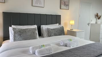 3 dormitorios, tabla de planchar con plancha, cuna de viaje