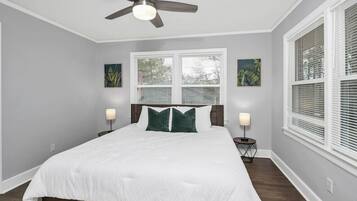 3 habitaciones, escritorio y tabla de planchar con plancha