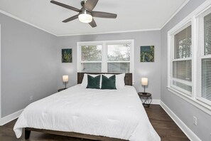 3 habitaciones, escritorio y tabla de planchar con plancha 