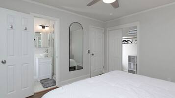 3 bedrooms, desk, iron/ironing board, travel crib