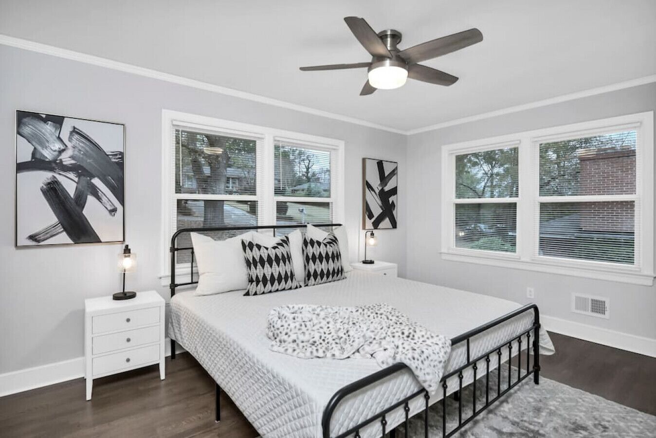 3 chambres, bureau, fer et planche à repasser, lit parapluie