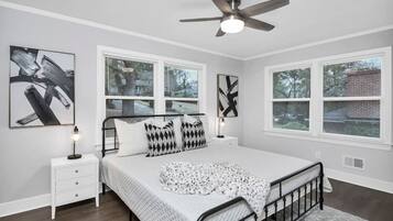 3 chambres, bureau, fer et planche Ă repasser, lit parapluie