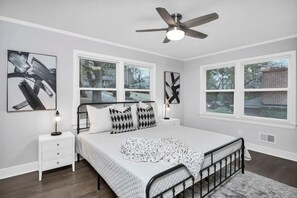 3 habitaciones, escritorio y tabla de planchar con plancha 