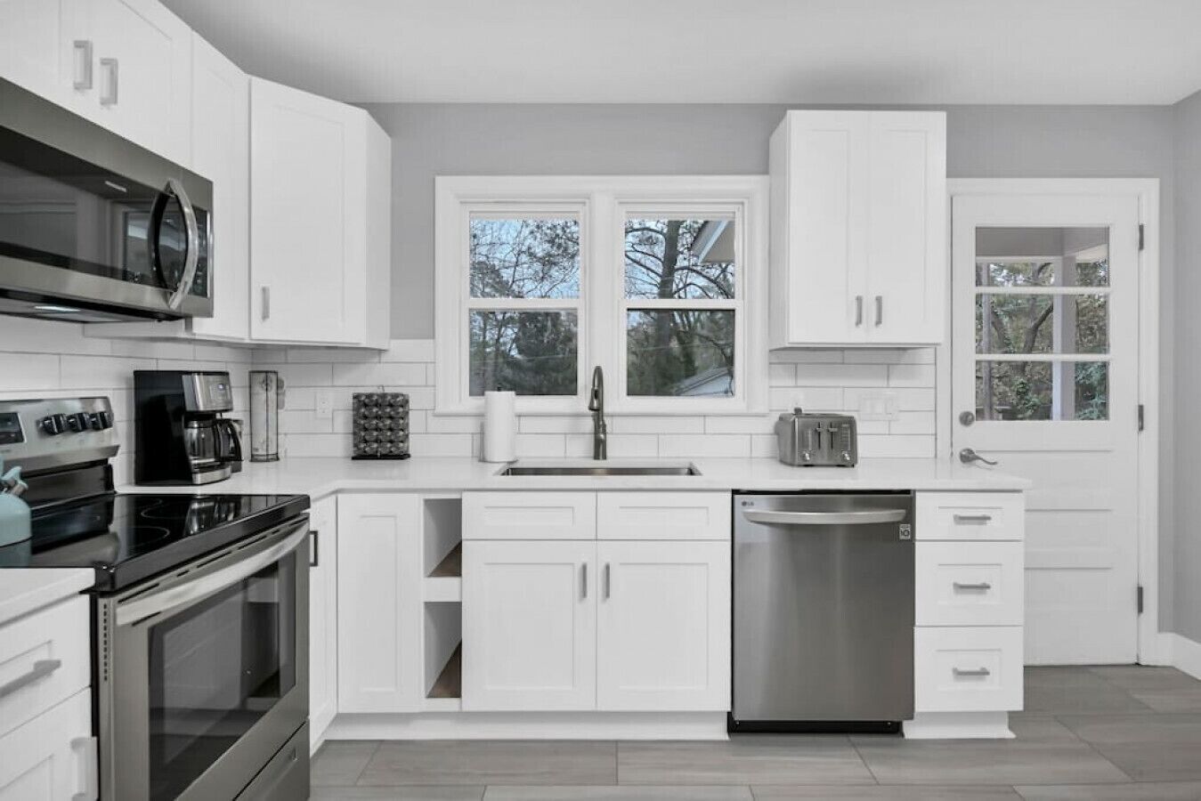 Réfrigérateur, micro-ondes, four, plaque de cuisson