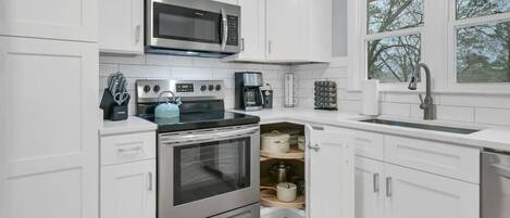 Een koelkast, een microgolfoven, een oven, een kookplaat