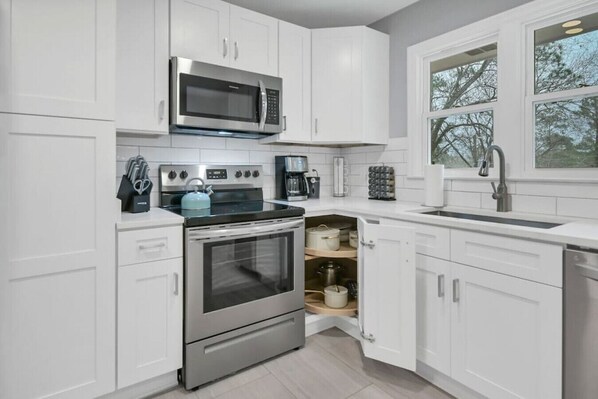 Refrigerador, microondas, horno y parrilla de estufa 