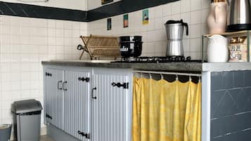 Refrigerador, horno, parrilla de estufa y tetera eléctrica