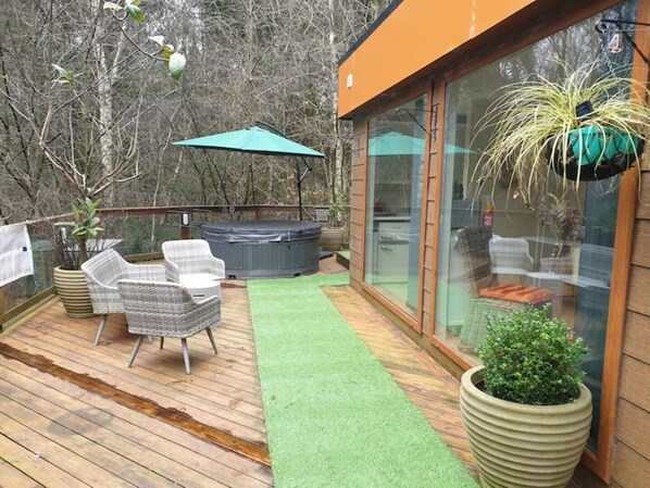 Terrace/patio - Relaxing couples getaway with hot tub (Congleton)