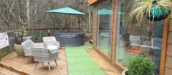 Relaxing couples getaway with hot tub