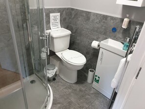 Douche, sèche-cheveux, serviettes fournies, savon