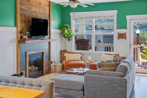 Smart-TV, Kamin, Arbeitsbereiche