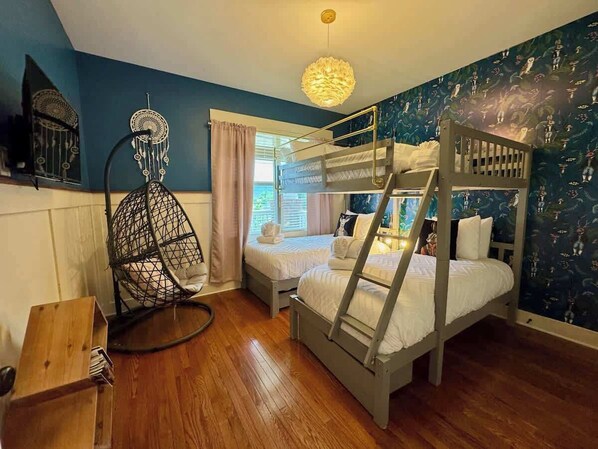 2 bedrooms, iron/ironing board, travel cot, WiFi