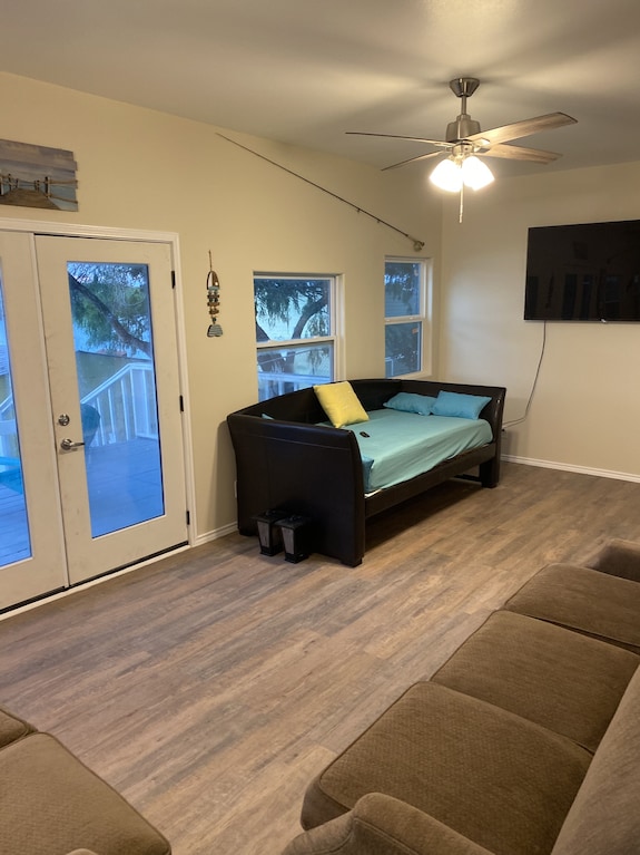 Arroyo City Cabin With Private Lighted Fishing Dock. Bbq Pits And Back Deck. - Arroyo City, TX