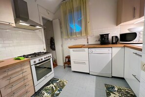 Frigorífico, microondas, horno y lavavajillas