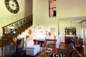 Televisie en een open haard