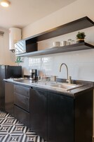 Habitación de diseño doble | Cocina privada | Frigorífico grande, microondas, cafetera o tetera y licuadora