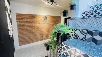 ฝ่ายต้อนรับ