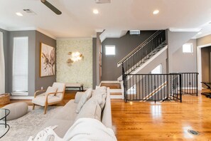 Living area - Midtown Houston Townhome - Minutes from downtown and night life! (Houston)