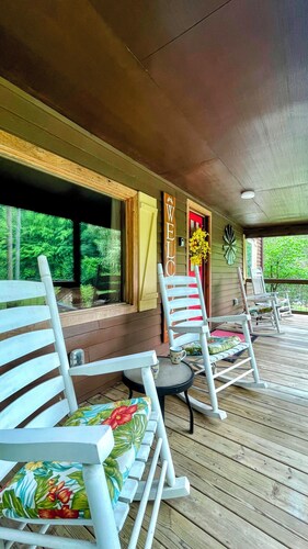 CHARMING 3BR/3BA FARMHOUSE~FAMILY FRIENDLY~QUIET COUNTRY SETTING~GREAT LOCATION!