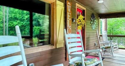 CHARMING 3BR/3BA FARMHOUSE~FAMILY FRIENDLY~QUIET COUNTRY SETTING~GREAT LOCATION!