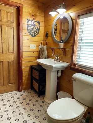 Shower, hair dryer, towels, soap - Charming 3BR/3BA Farmhouse~Family Friendly~Quiet Country setting~Great Location! (Sevierville)