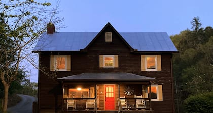 Cozy Cabin☕️Historic Charm🩷Great Location⭐️Family Friendly 🎡🎢🍽️🛍️🌄