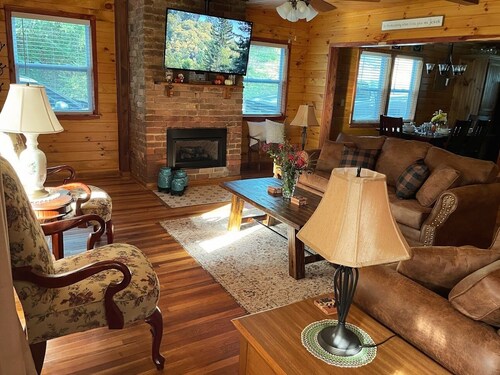 Cozy farmhouse~ historic charm~quiet, serene setting. 