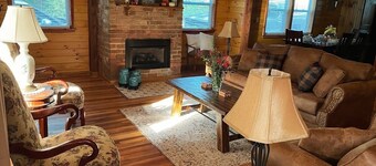 Cozy farmhouse~ historic charm~quiet, serene setting. 