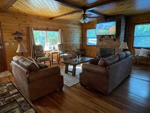 Smart TV, fireplace, video games - Cozy farmhouse~ historic charm~quiet, serene setting. Near attractions. (Sevierville)