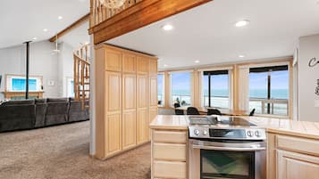 Réfrigérateur, four à micro-ondes, un four, surface de cuisson